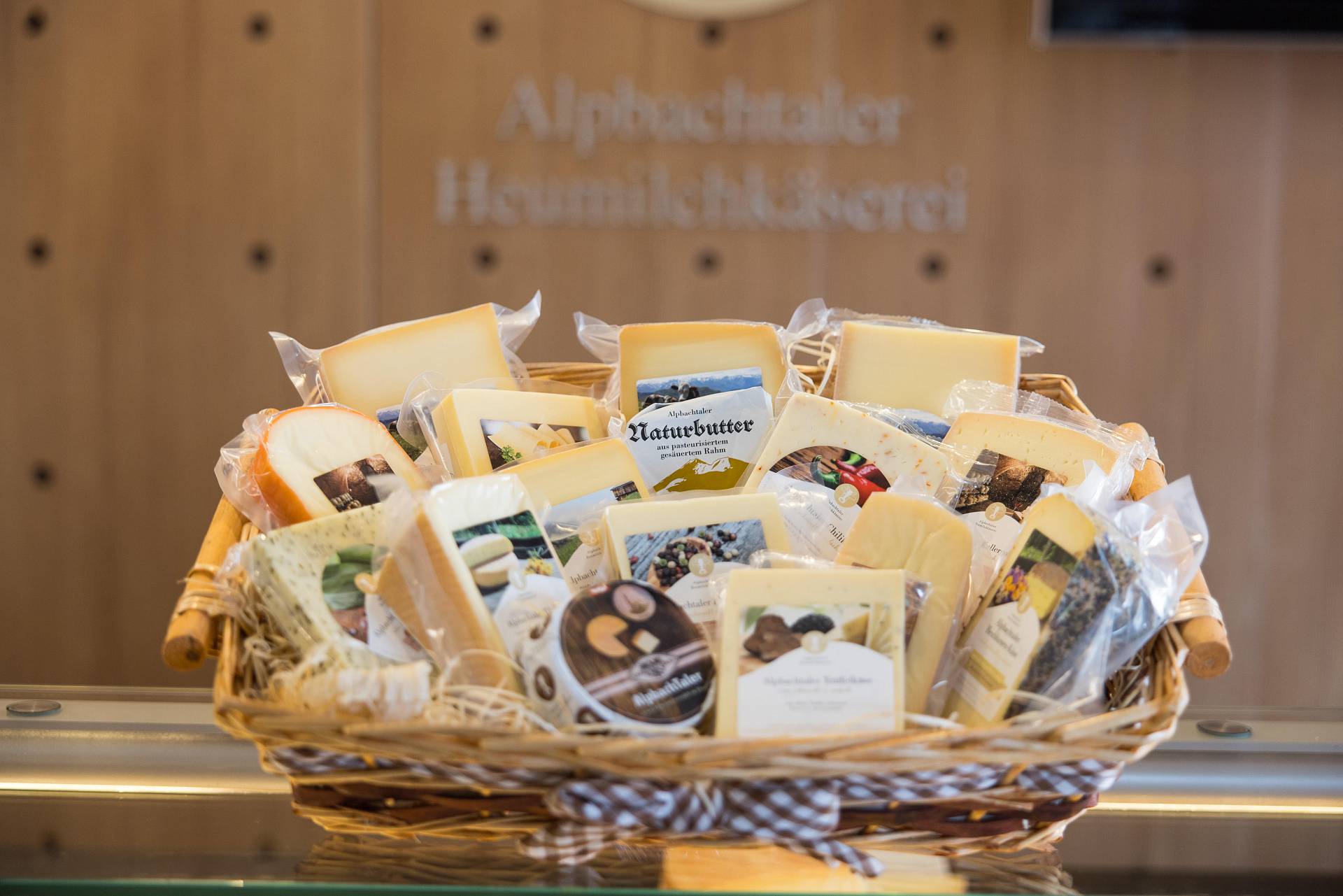 Produktkorb mit verschiedenen Käsesorten der Alpbachtaler Heumilchkäserei