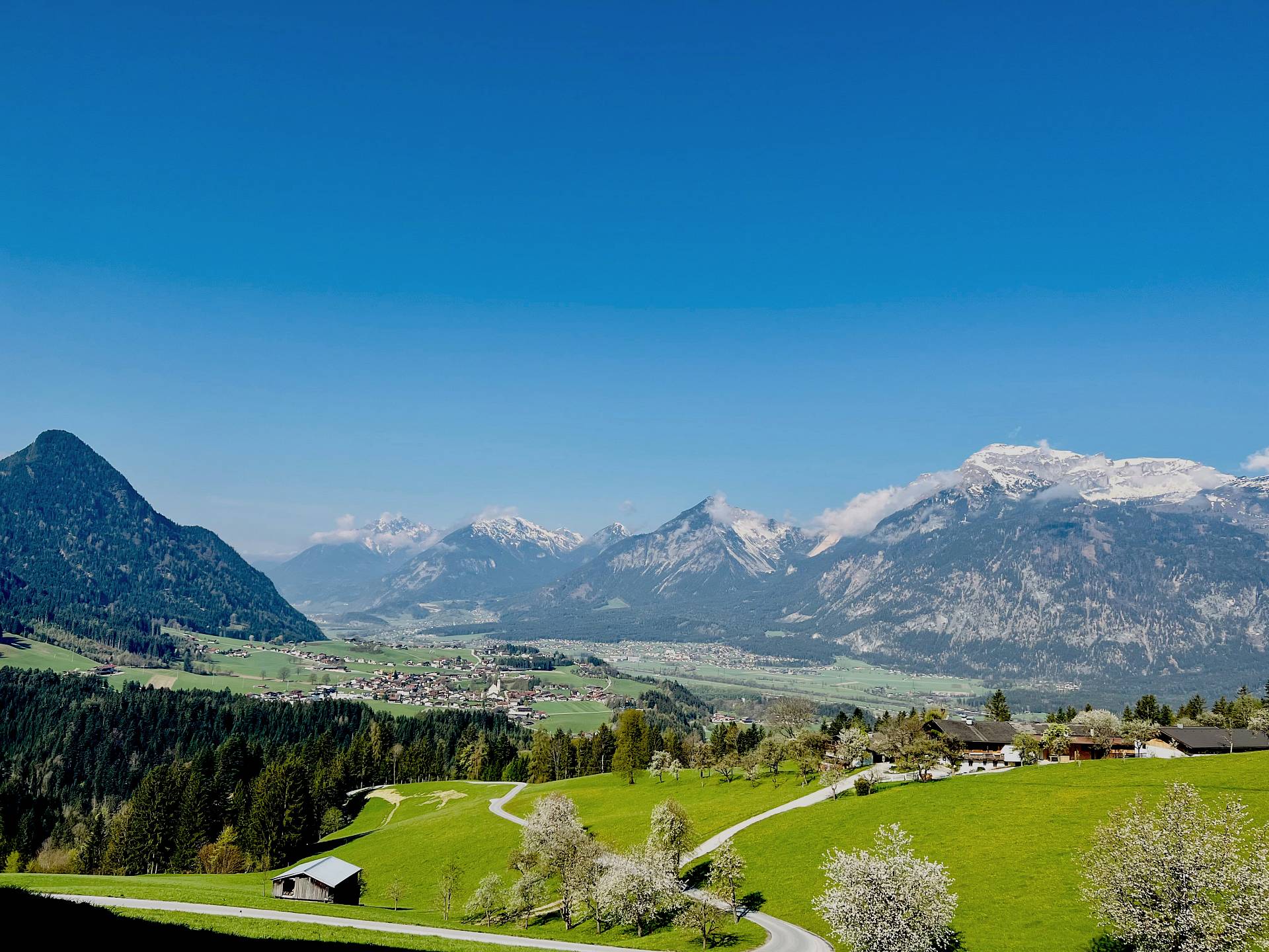 Ausblick auf eine grüne Bergenlandschaft