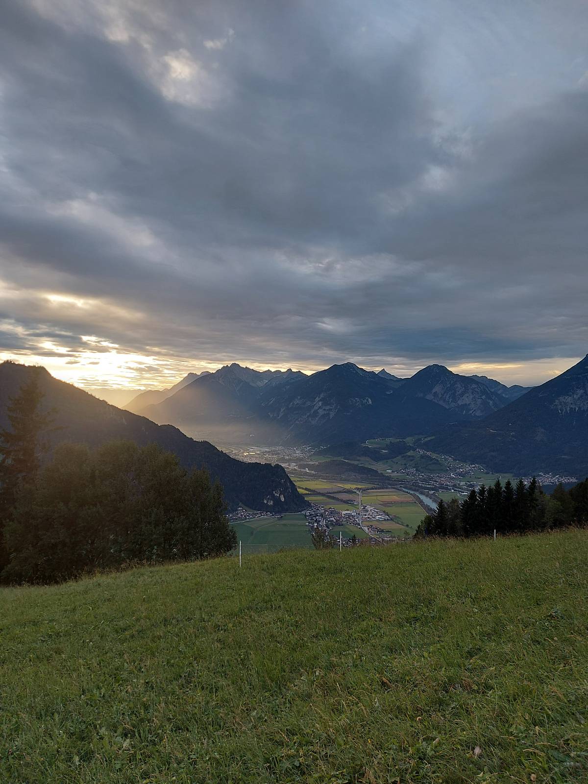 Panoramablick vom Berg aus ins Alpbachtal