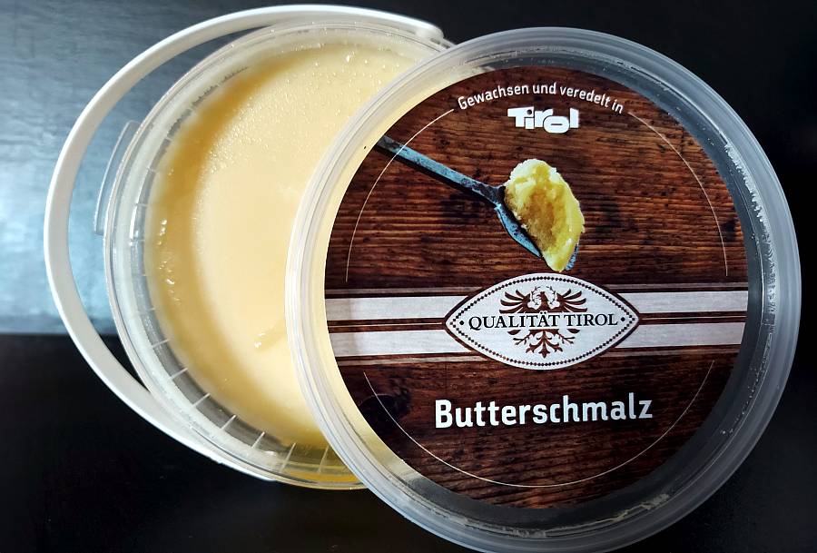 Butterschmalz der Käserei in einer geöffneten Eimer-Verpackung