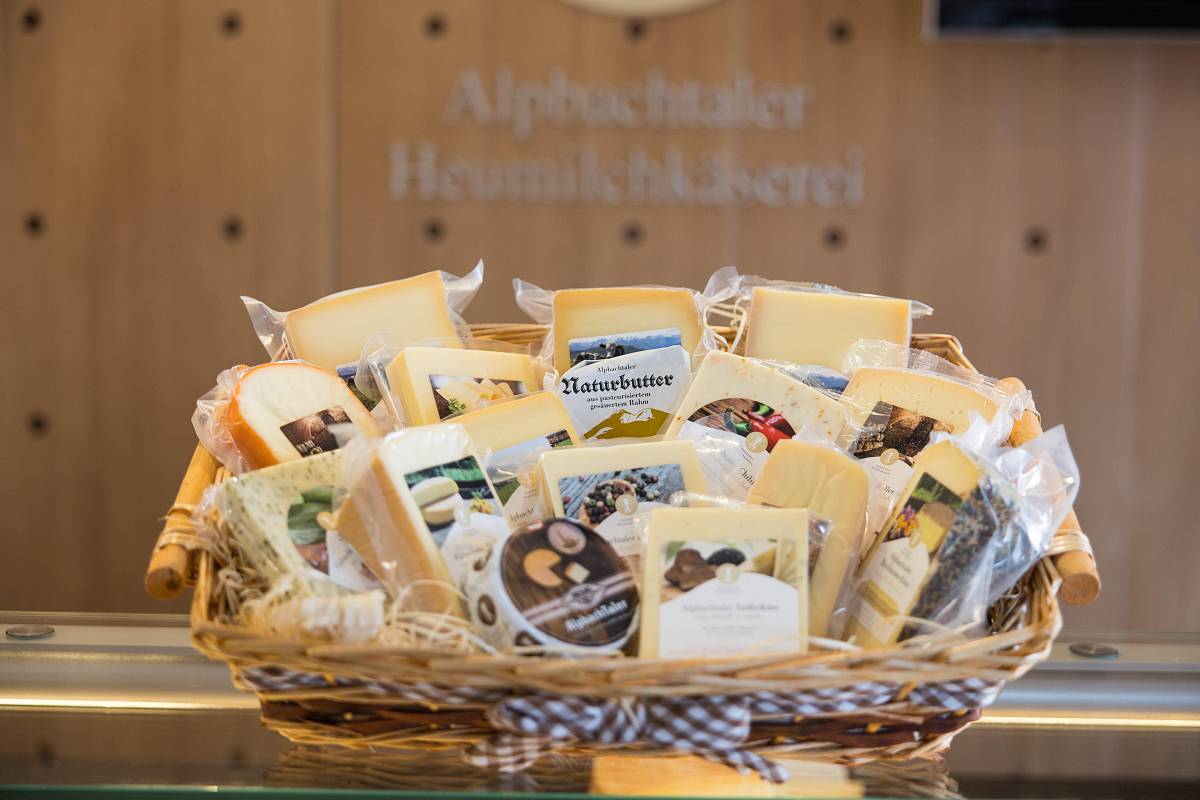 Produktkorb mit verschiedenen Käsesorten der Heumilchkäserei Reith
