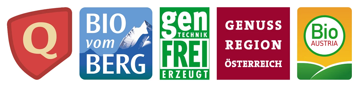 Gütesiegel der Käserei Reith (Alpbachtaler Qualitätslogo, Bio vom Berg, Gentechnikfrei erzeugt, Genussregion Österreich, Bio Austria)