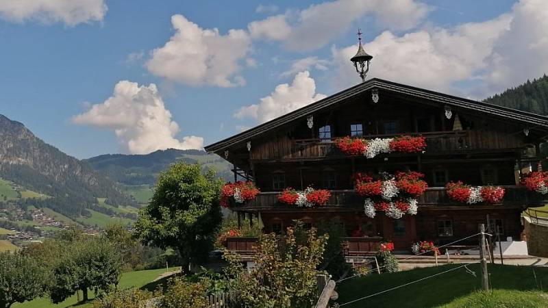 Der Oslerhof vor den Bergen