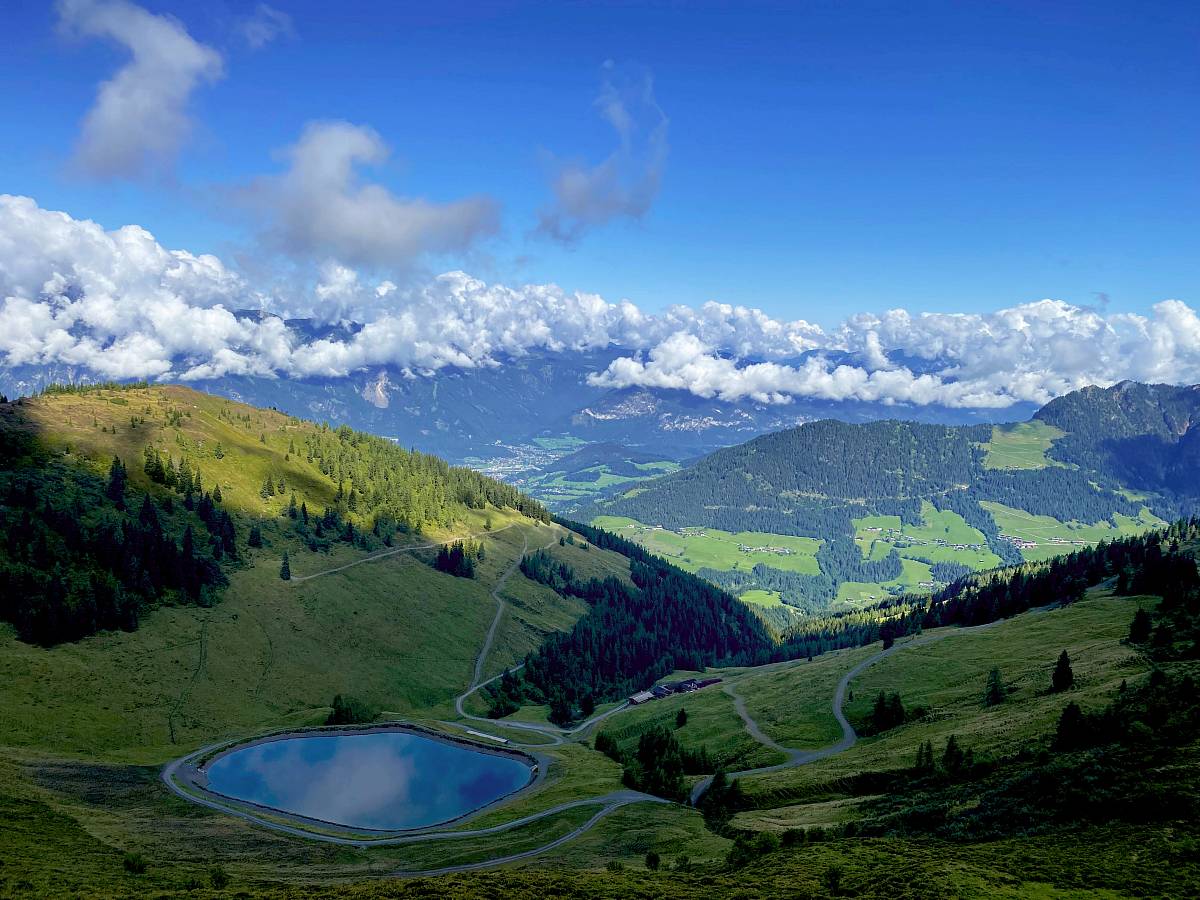 Panoramablick auf ein See und die grüne Landschaft von Alpbachtal