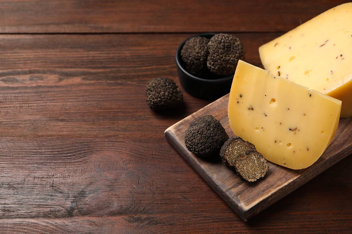 Trüffelkäse und Trüffel liegen auf einem Tisch