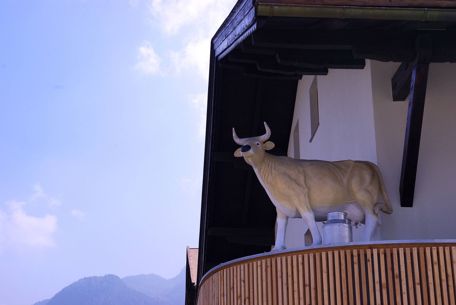 Die Außenfassade der Käserei mit Fokus auf die Statue einer Kuh