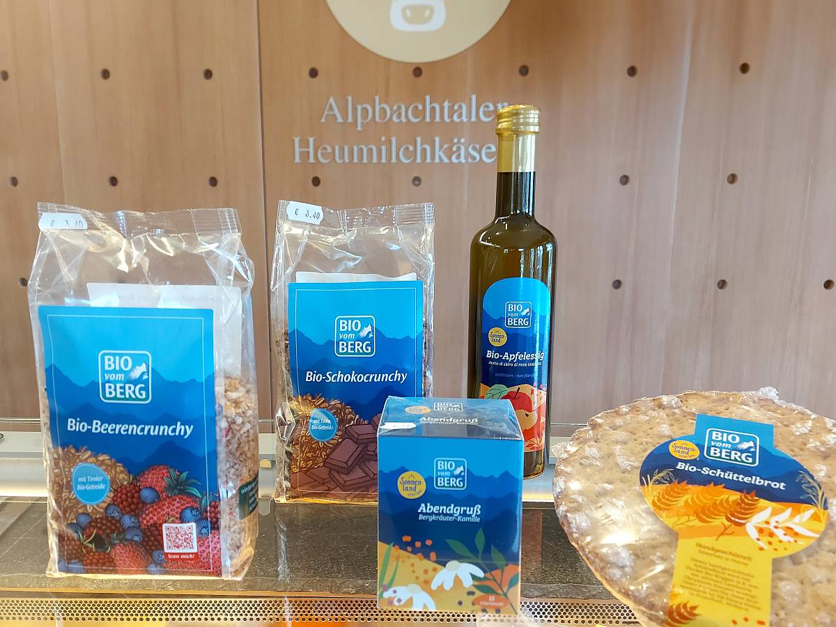 Müsli, Apfelessig, Tee und Schüttelbrot der Marke Bio vom Berg